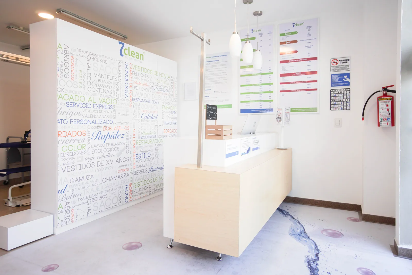 Mostrador con detalles de diseño y marca