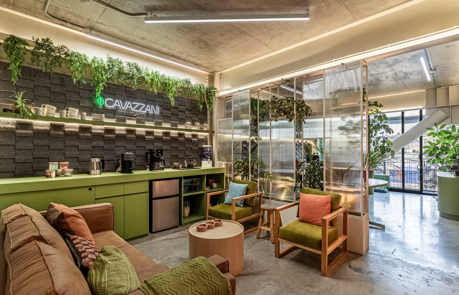 Recepción de la oficina de Andrea Cavazzani en La Condesa, con vegetación y letrero iluminado
