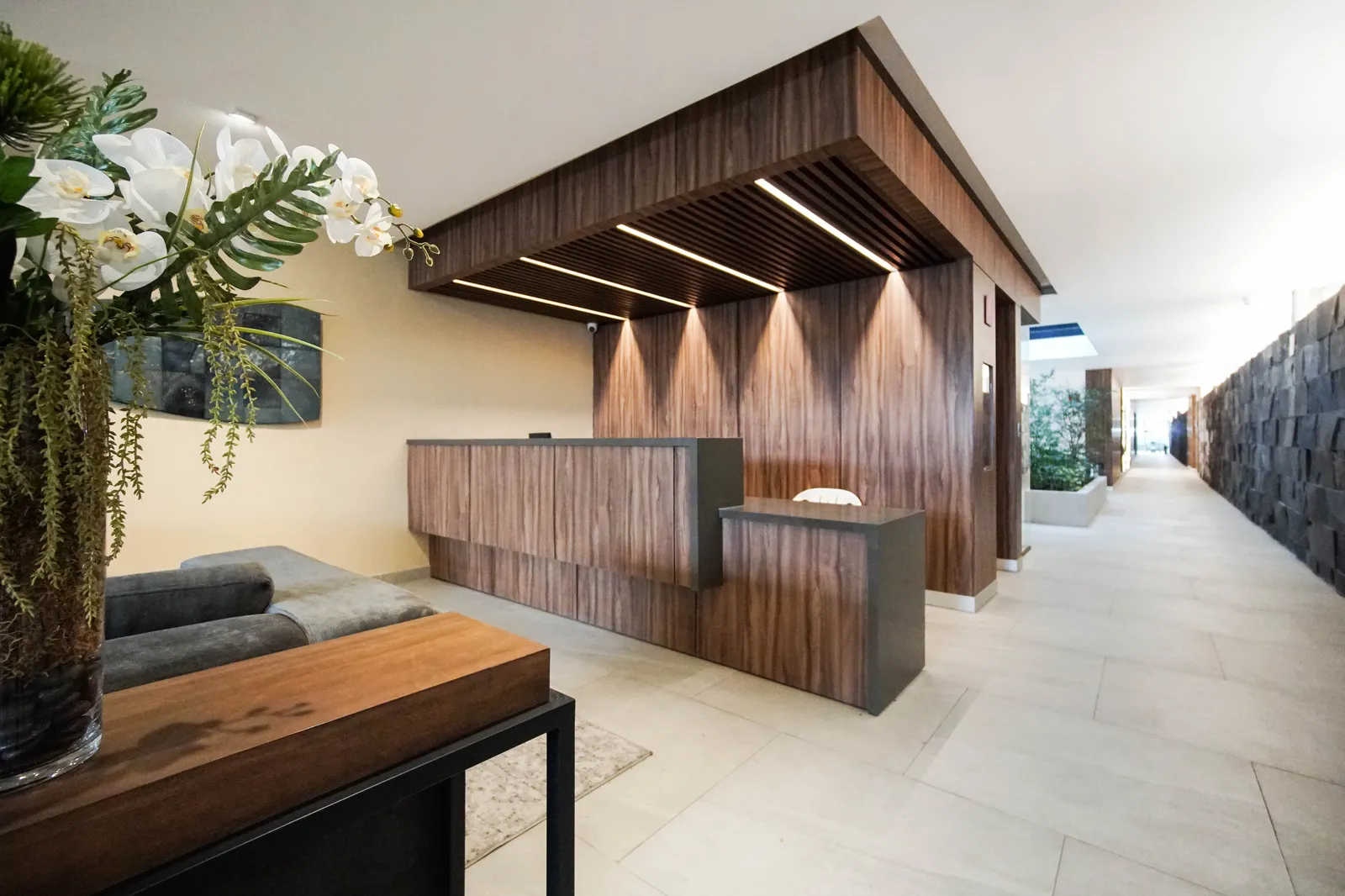 Recepción de un edificio residencial en San Ángel, con madera y luz cálida
