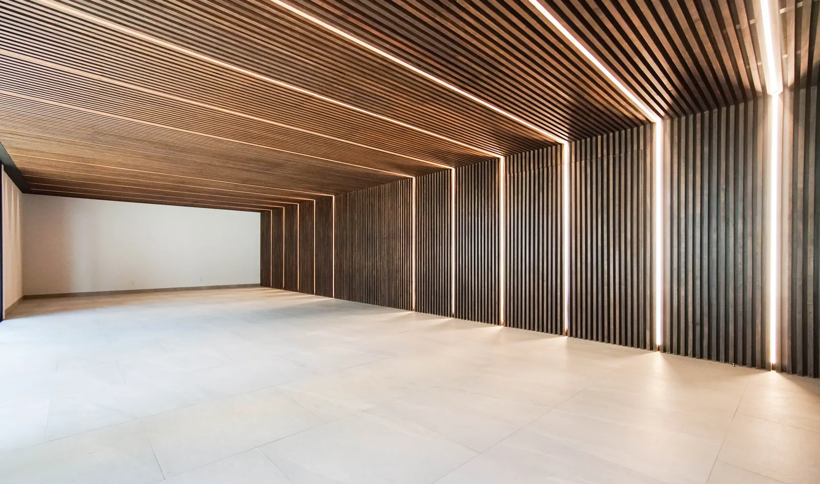Salón de usos múltiples con lambrines de madera en muros y techo