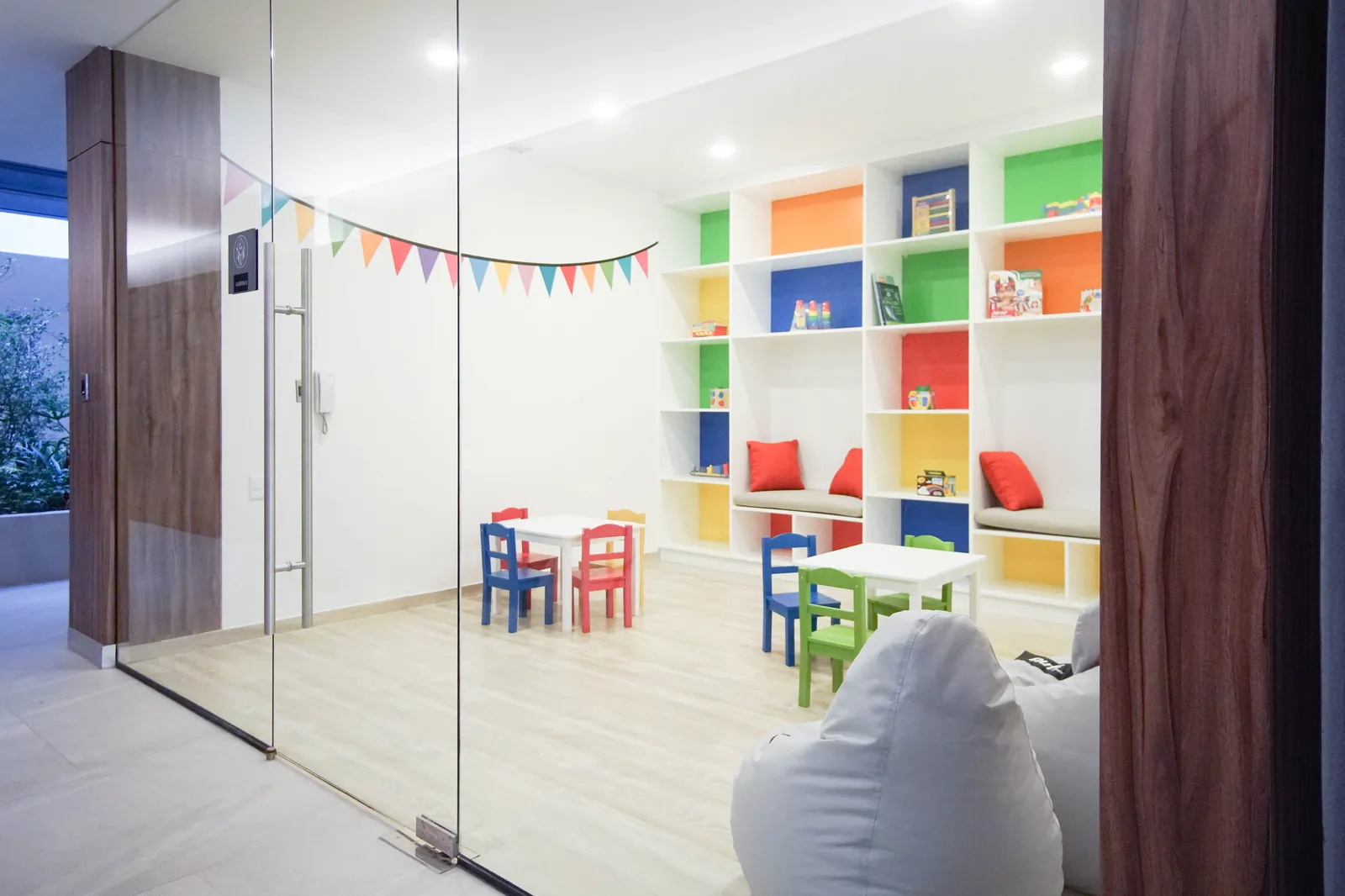 Ludoteca del edificio con mobiliario a la medida de los niños y color