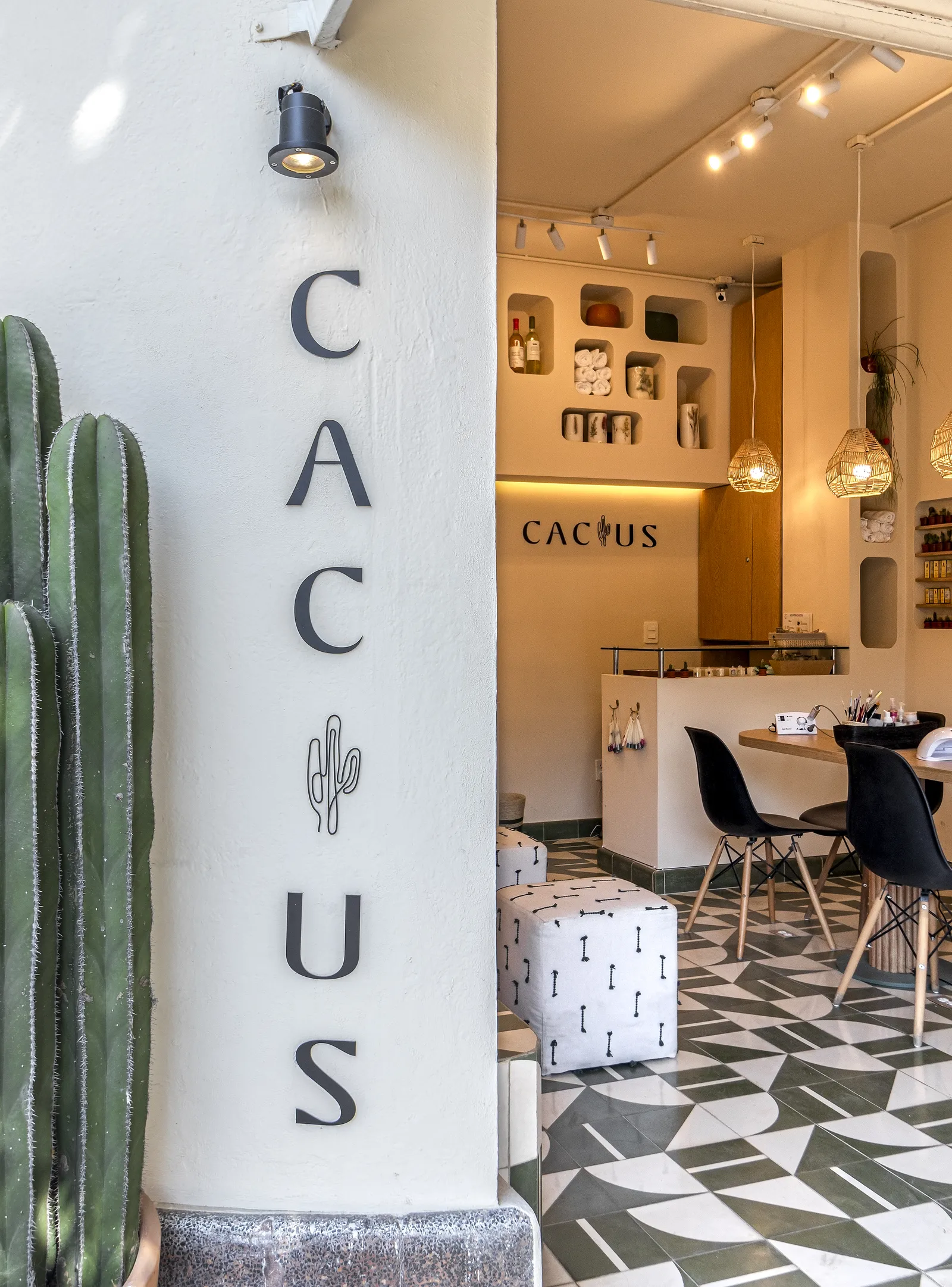 Salón de uñas Cactus en la Condesa, con tonos arena, verde y cactus