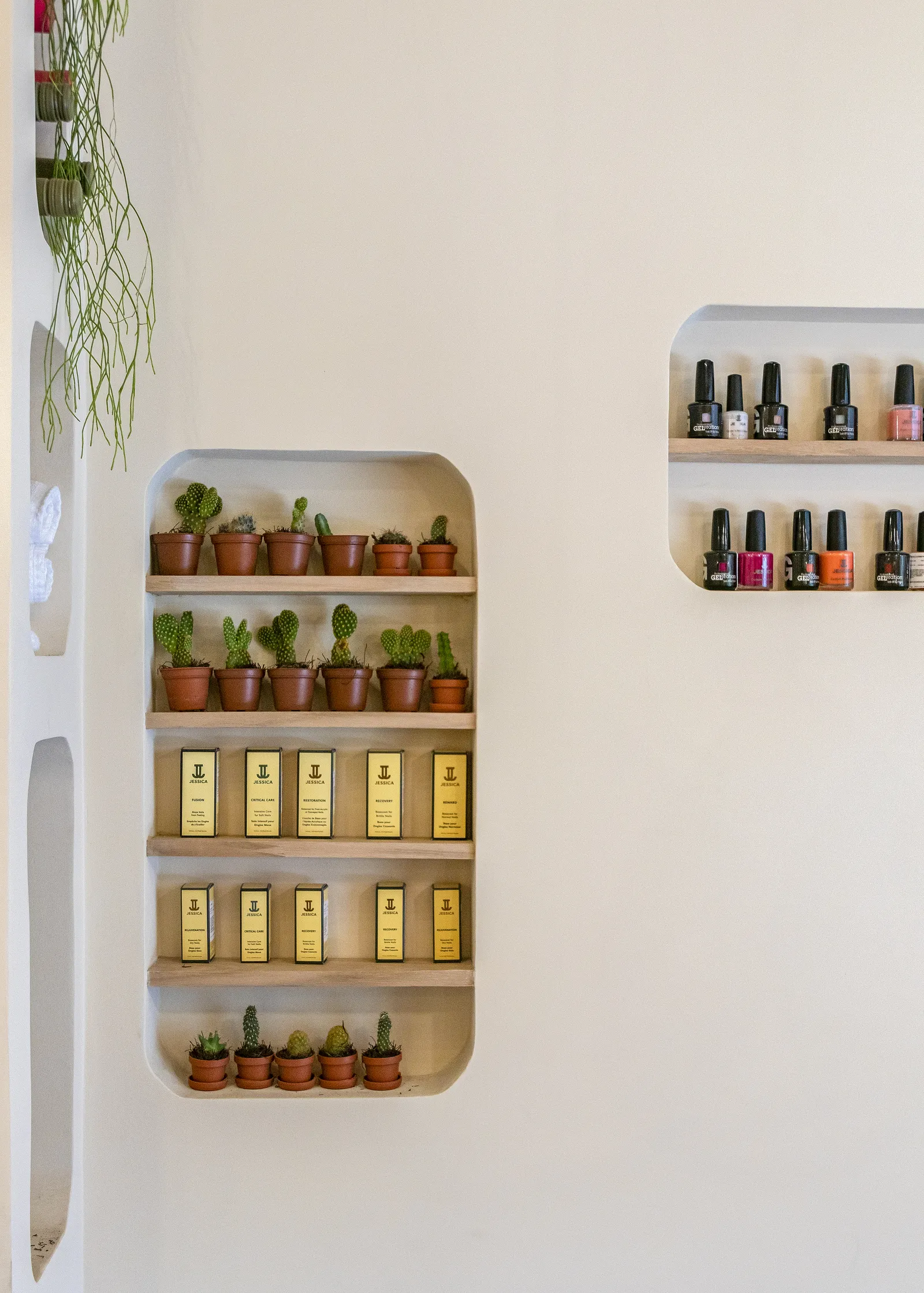 Exhibición de esmaltes en tonos del desierto