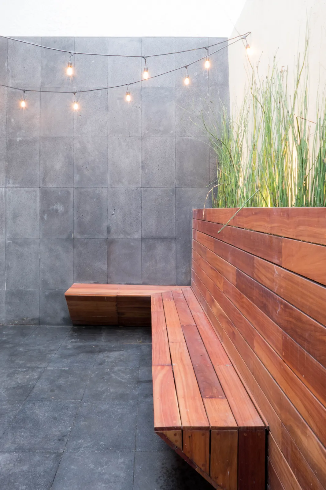 Terraza de la casa en San Jerónimo, con banca y jardinera de madera