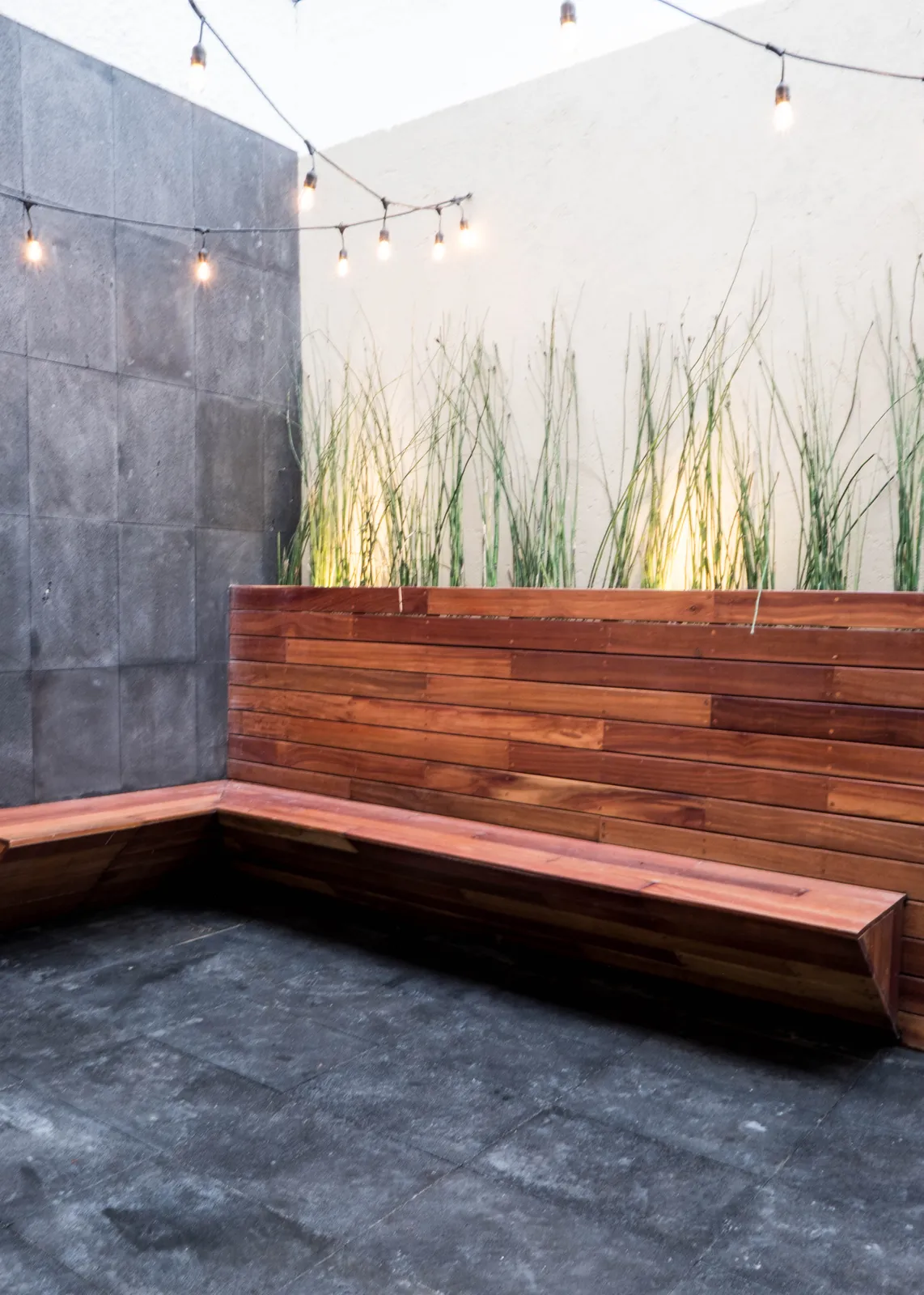 Terraza renovada de la casa en San Jerónimo, con madera, luces y vegetación