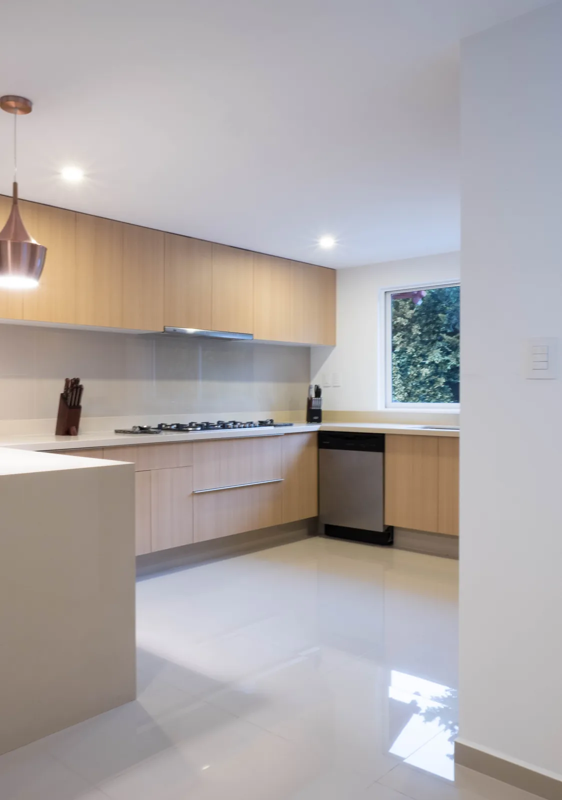 Cocina nueva de la casa renovada en San Jerónimo, en madera y blanco