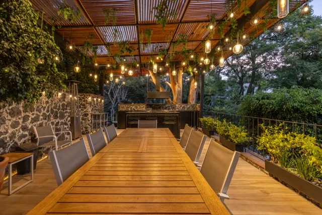 Terraza renovada en Cerrada del Pedregal, Coyoacán, con iluminación cálida