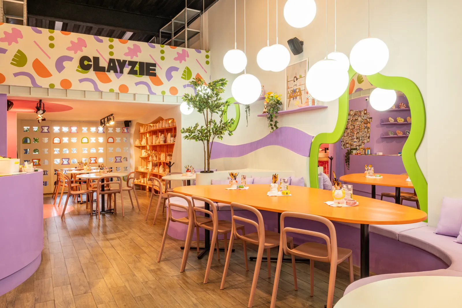 CLAYZIE Altavista — espacio de mesas de trabajo iluminado