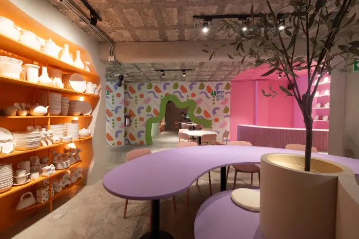Taller de cerámica CLAYZIE en Roma Norte, con formas orgánicas y colores vibrantes