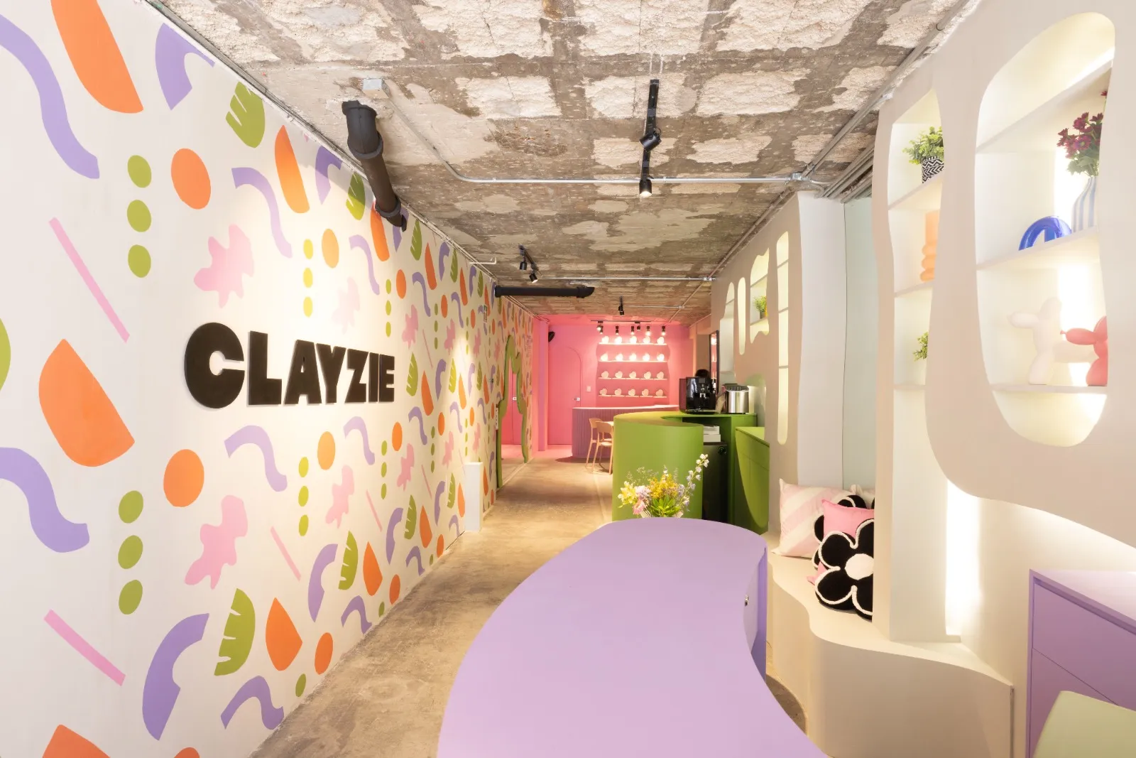 Muro con la identidad de CLAYZIE y el recorrido del taller