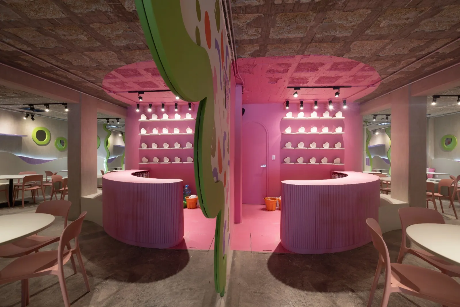 Zona de mesas del taller con color y formas orgánicas