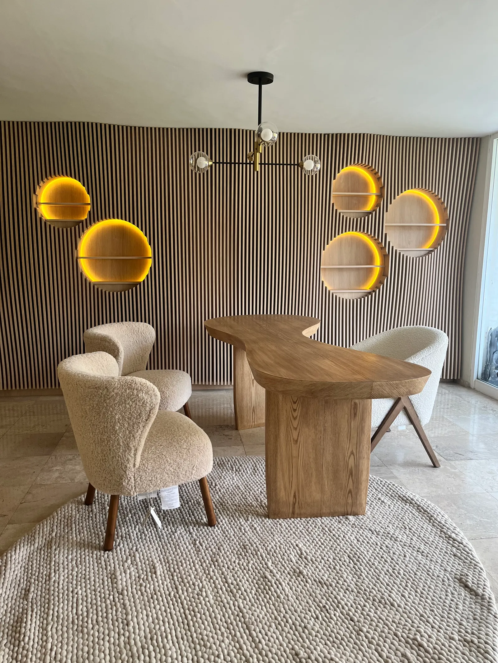 Consultorio Auri — mesa de consulta con iluminación cálida y plantas