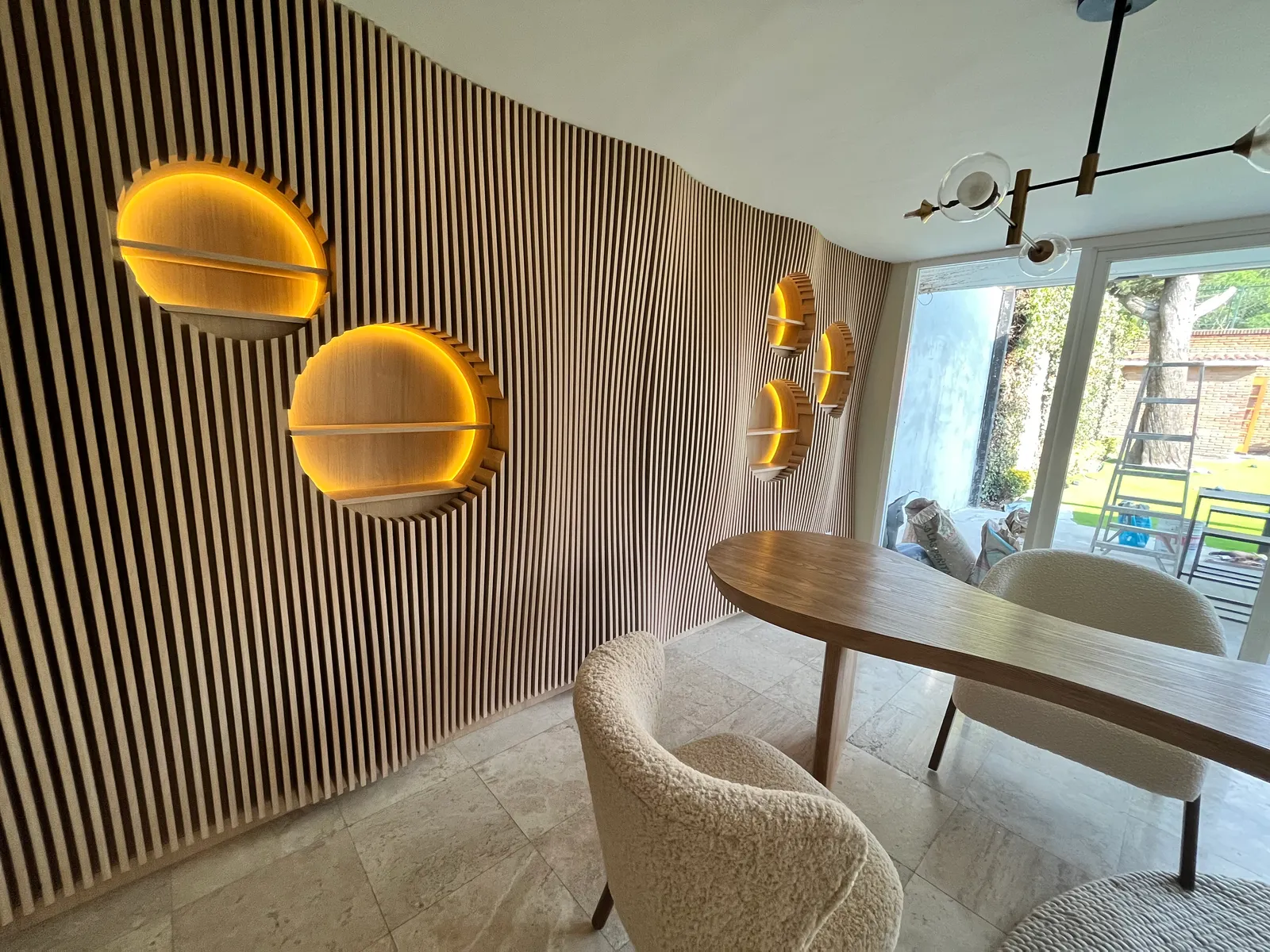 Consultorio Auri — detalle del lambín de madera con iluminación integrada