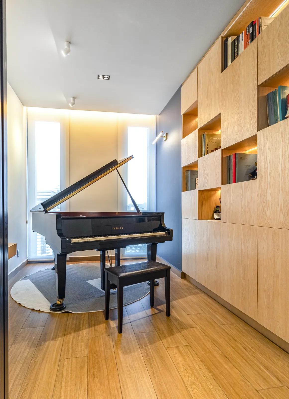 Sala de un departamento en Polanco con madera cálida y mobiliario a medida