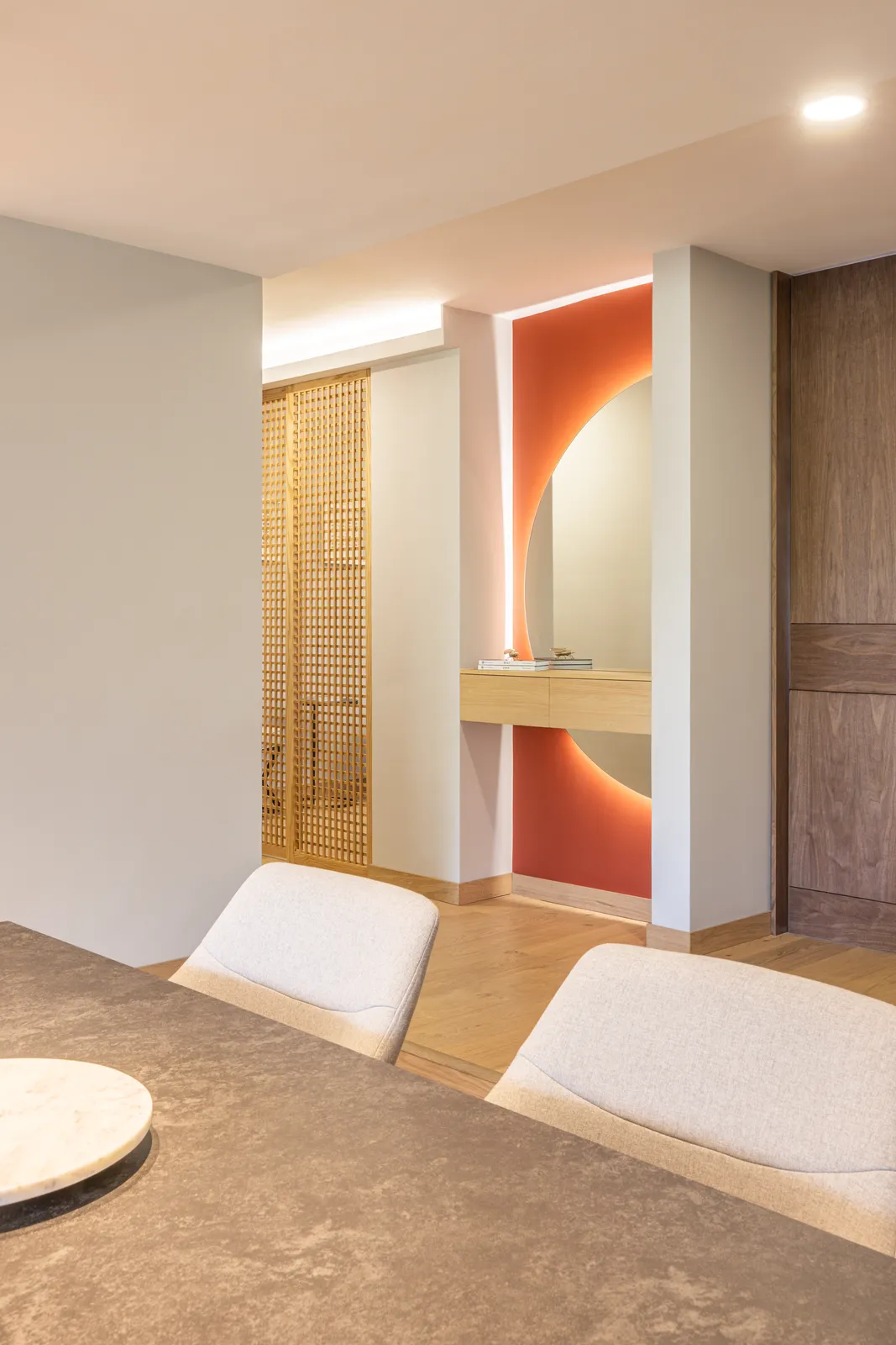 Sala del departamento renovado, cálida y luminosa