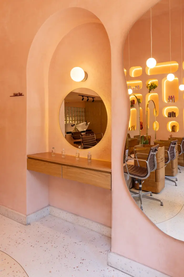HER Pedregal — arcos y terrazzo en limewash rosado