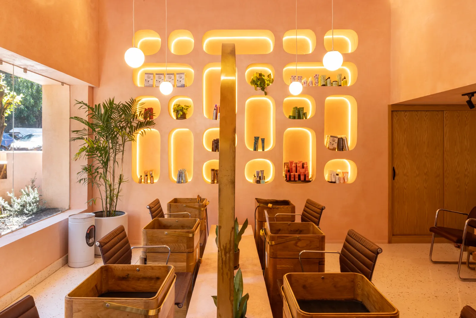 HER Pedregal — corredor con arcos en limewash rosado