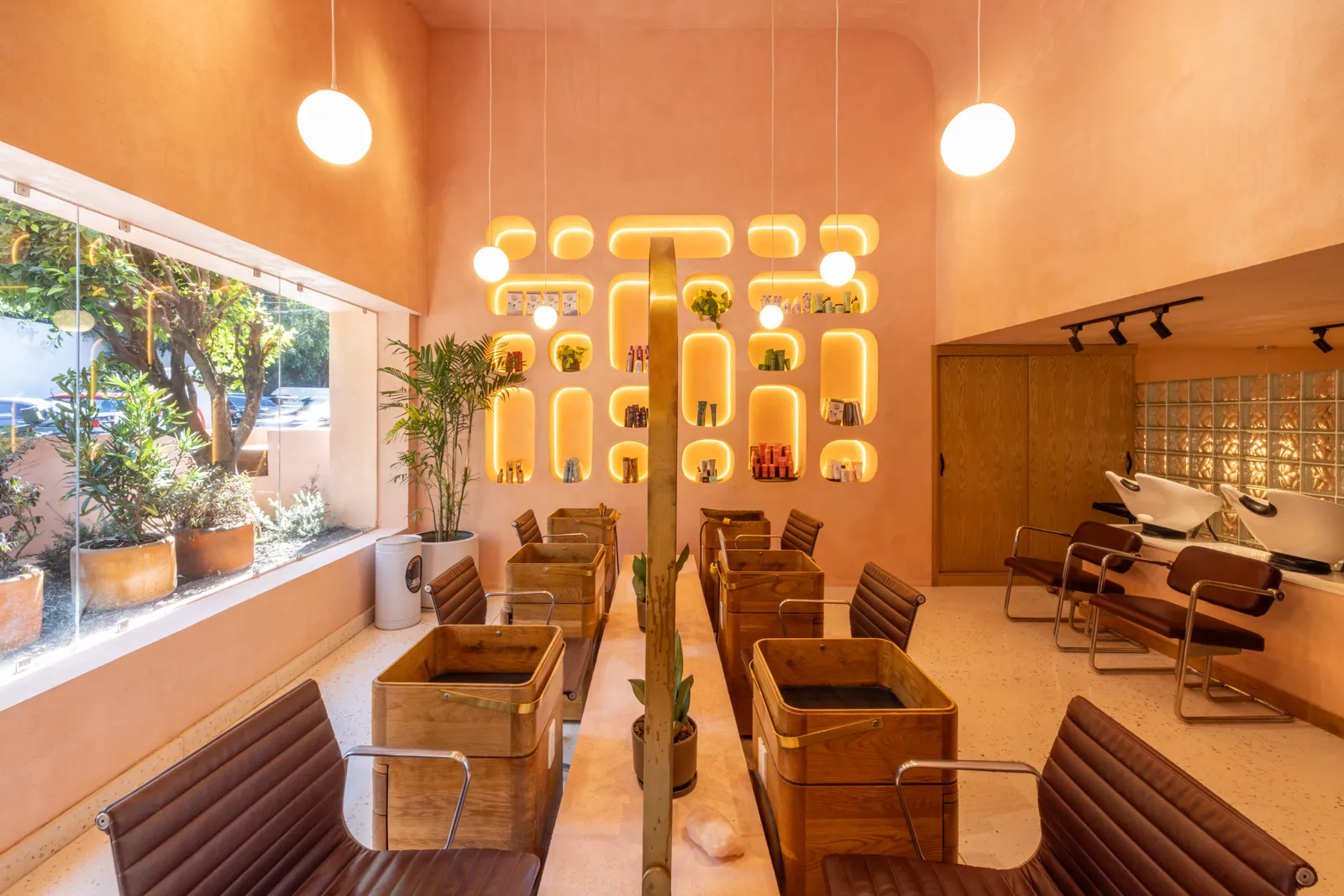 HER Pedregal — sillones y espejos con iluminación indirecta