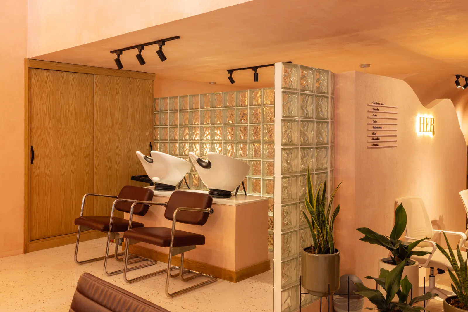 HER Pedregal — espejo ovalado y tocador con madera natural