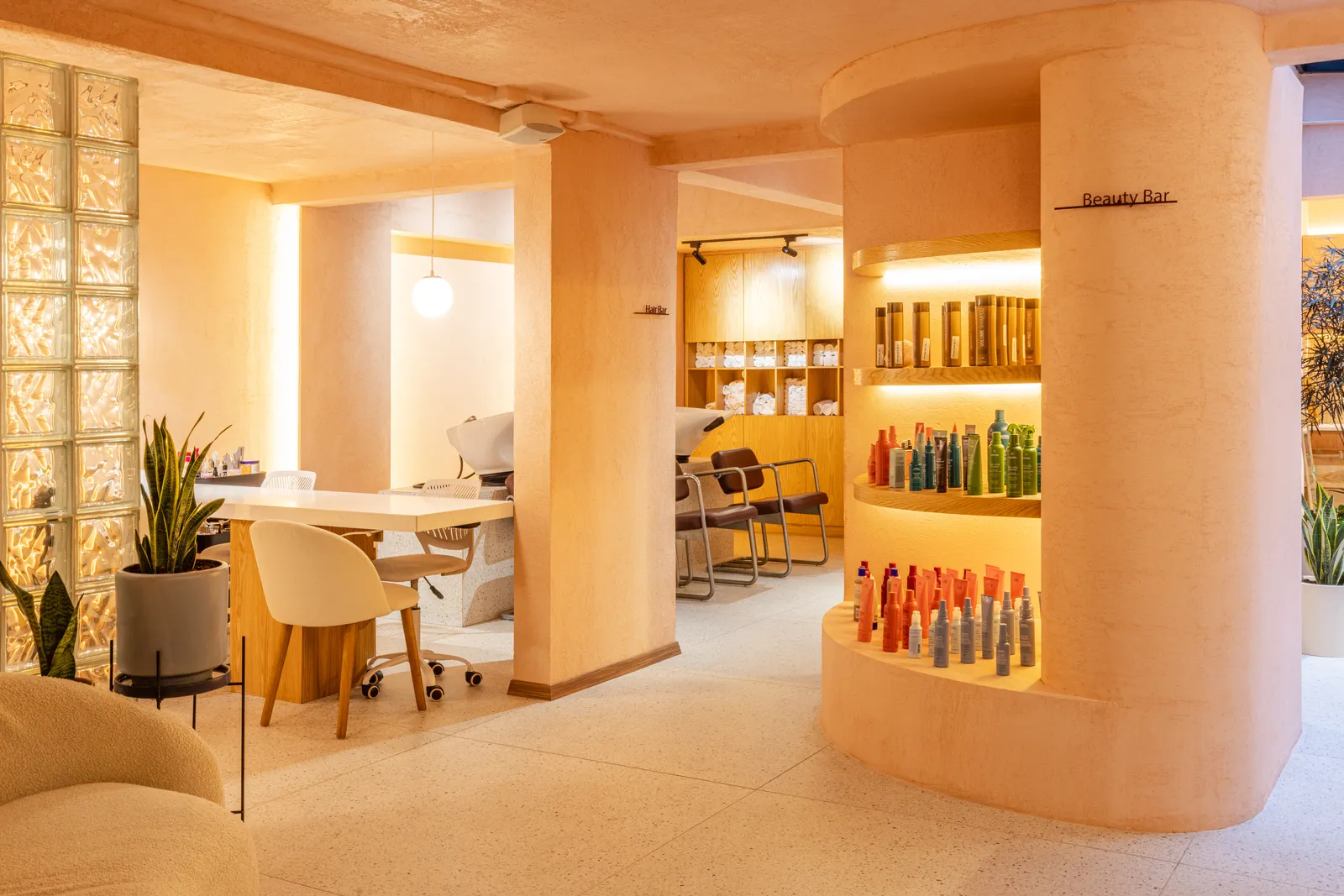 Flagship del salón HER en Polanco, con estaciones, mosaico y paleta cálida