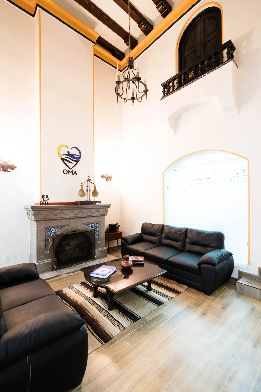 Clínica OMA en una casa histórica de la Condesa, con arcos y molduras originales