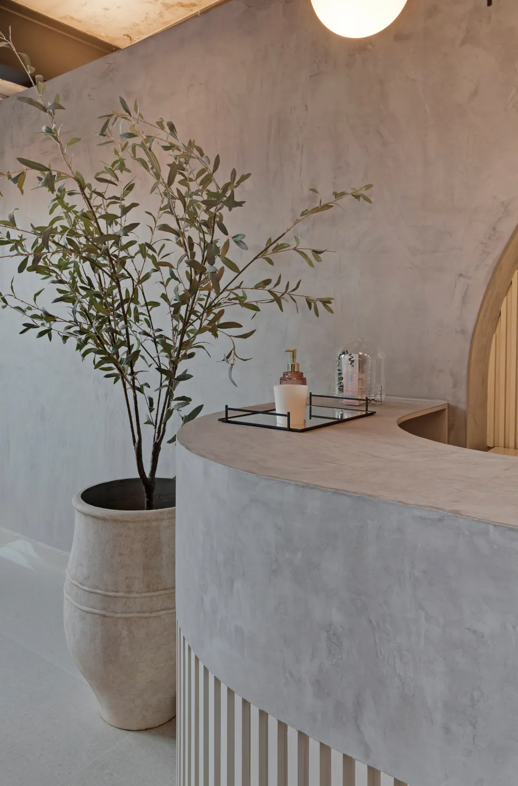 Área de estaciones del salón con sillones y espejos