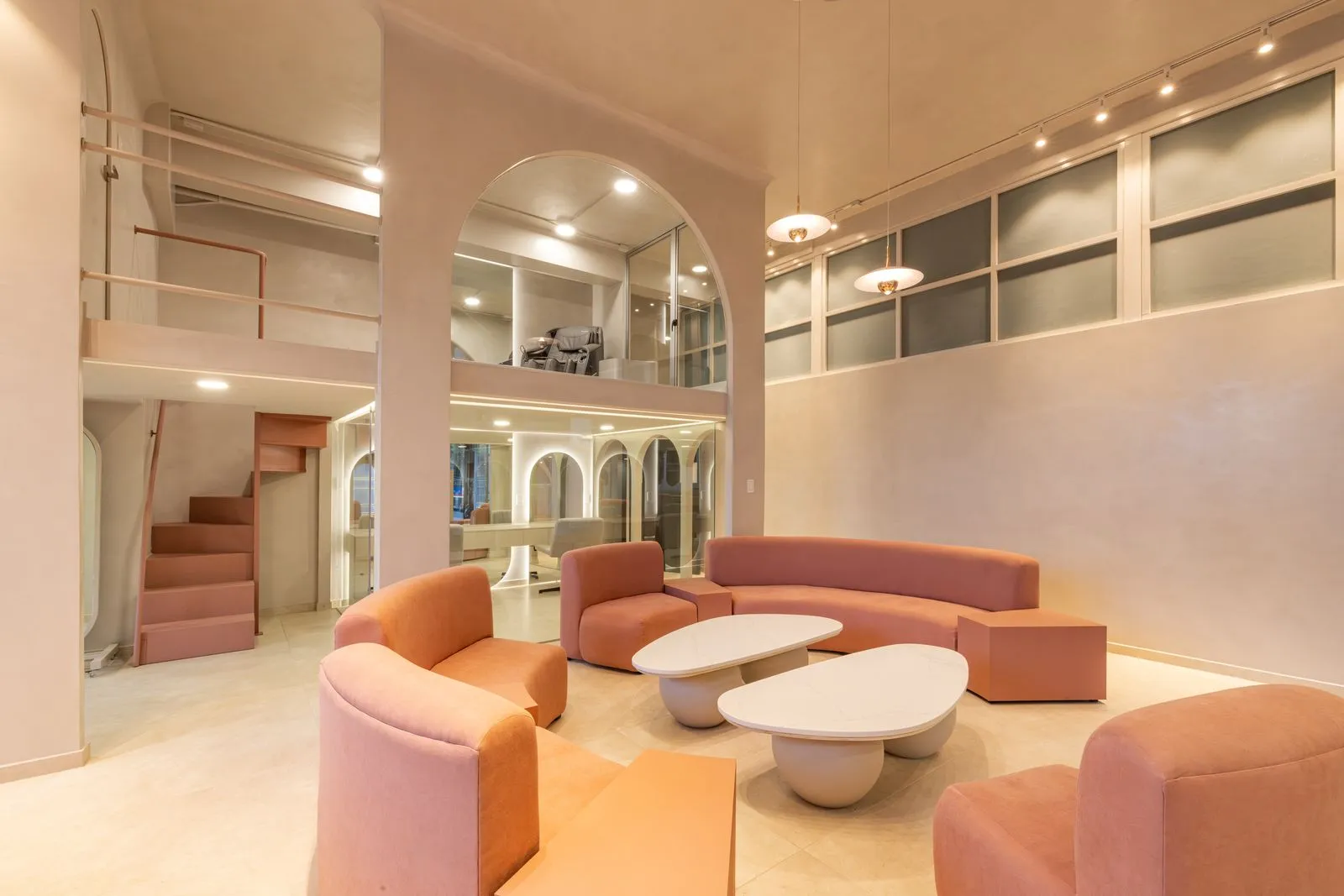 Sala de convivencia con sillones en tonos cálidos