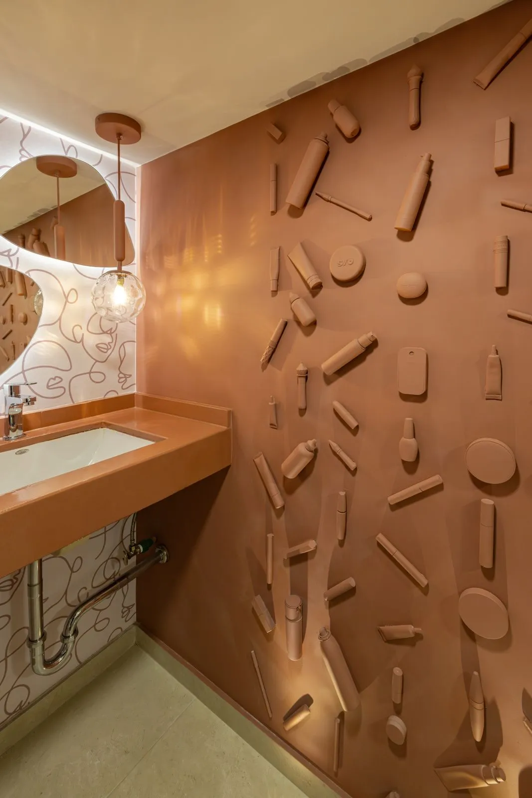 Muro con formas orgánicas en relieve y lavabo